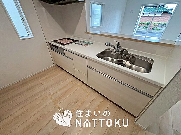 現地写真(キッチン)
収納たっぷりのシステムキッチン、浄水器付水栓を標準装備しています。