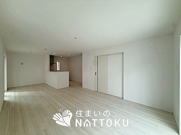 現地写真(リビング)
フローリング材には、木目、色調など木材特有の風合いがあり、ナチュラルな美しさになっています。