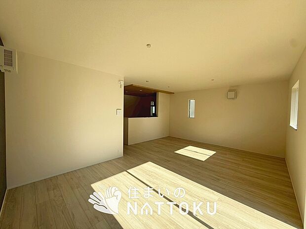 現地写真(リビング)
フローリング材には、木目、色調など木材特有の風合いがあり、ナチュラルな美しさになっています。