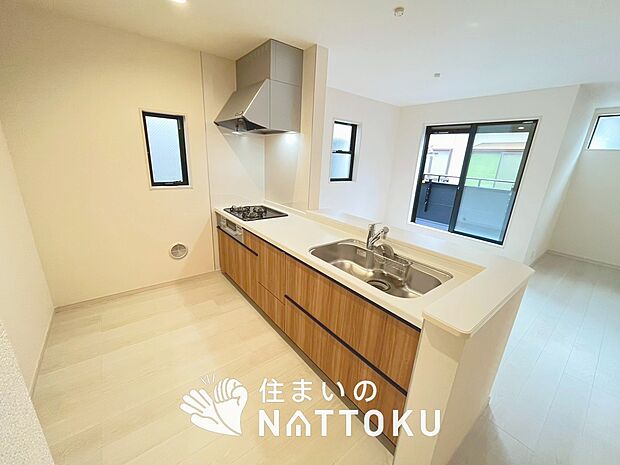 現地写真(リビング)
フローリング材には、木目、色調など木材特有の風合いがあり、ナチュラルな美しさになっています。