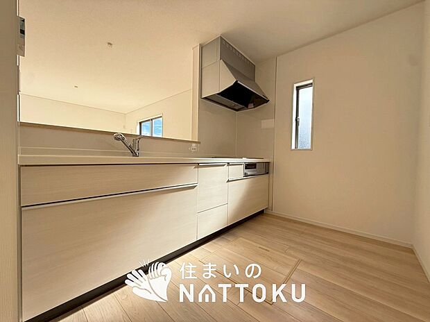 現地写真(キッチン)
収納たっぷりのシステムキッチン、浄水器付水栓を標準装備しています。