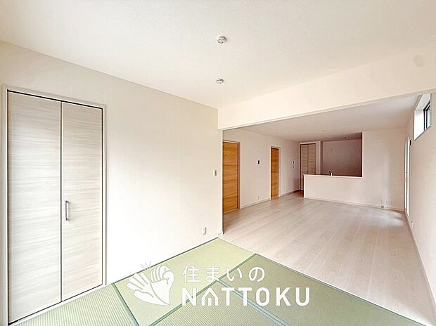 現地写真(リビング)
フローリング材には、木目、色調など木材特有の風合いがあり、ナチュラルな美しさになっています。