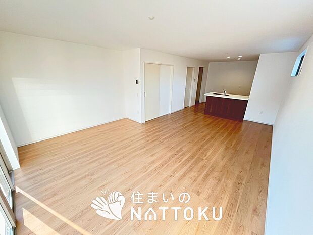 現地写真（リビング）
フローリング材には、木目、色調など木材特有の風合いがあり、ナチュラルな美しさになっています。
