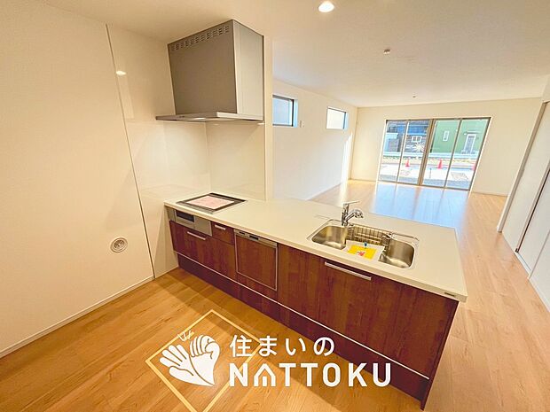 現地写真（キッチン）
収納たっぷりのシステムキッチン、浄水器付水栓を標準装備しています。
