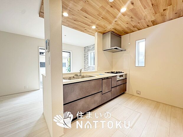 現地写真(キッチン)
収納たっぷりのシステムキッチン、浄水器付水栓を標準装備しています。