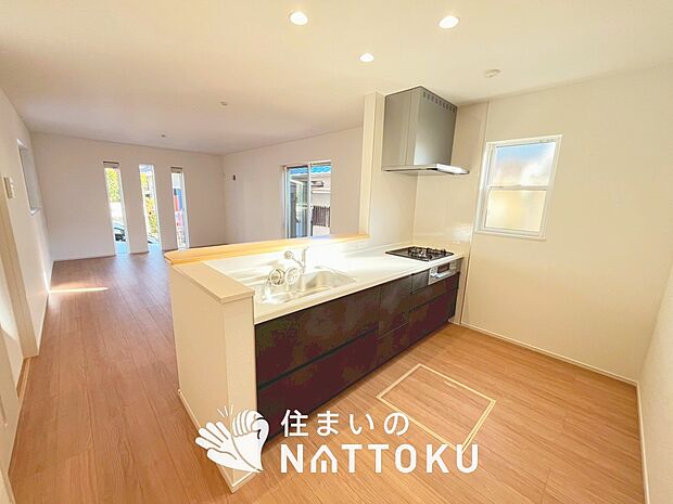 現地写真(キッチン)
収納たっぷりのシステムキッチン、浄水器付水栓を標準装備しています。