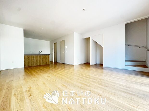 現地写真(リビング)
フローリング材には、木目、色調など木材特有の風合いがあり、ナチュラルな美しさになっています。