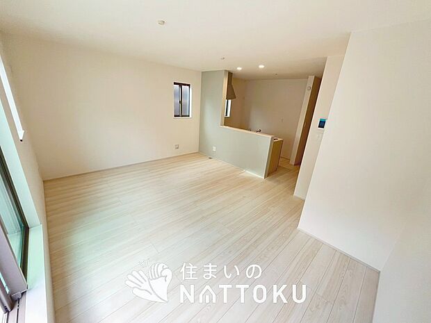 現地写真(リビング)
フローリング材には、木目、色調など木材特有の風合いがあり、ナチュラルな美しさになっています。