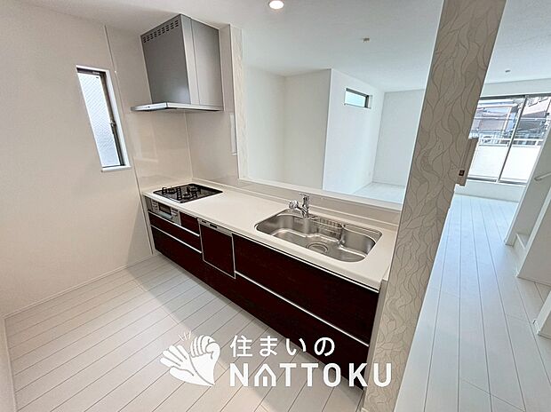 現地写真（キッチン）
収納たっぷりのシステムキッチン、浄水器付水栓を標準装備しています。
