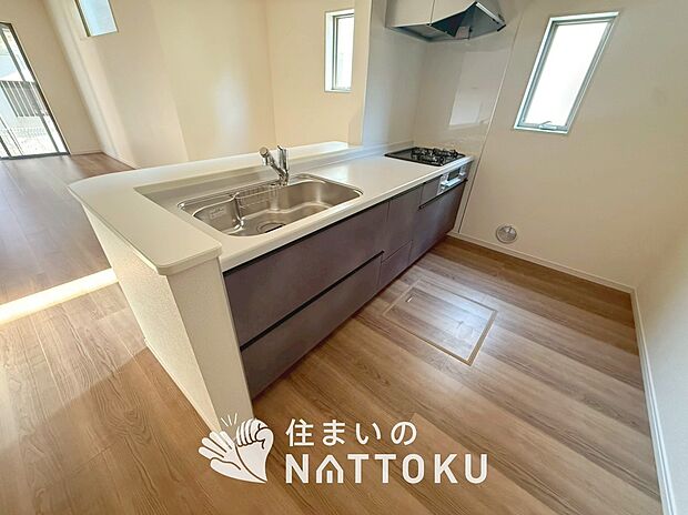 現地写真(キッチン)
収納たっぷりのシステムキッチン、浄水器付水栓を標準装備しています。