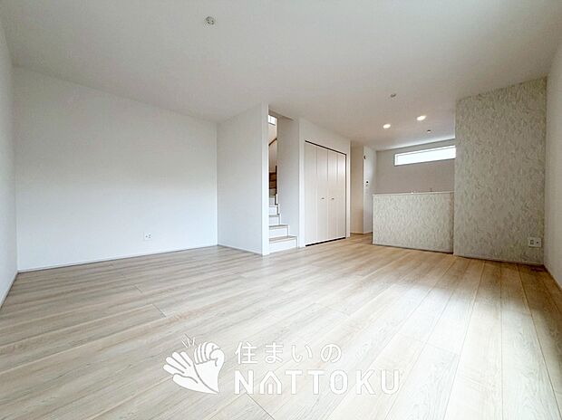 現地写真(リビング)
フローリング材には、木目、色調など木材特有の風合いがあり、ナチュラルな美しさになっています。