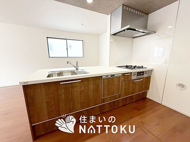 現地写真（キッチン）
収納たっぷりのシステムキッチン、浄水器付水栓を標準装備しています。