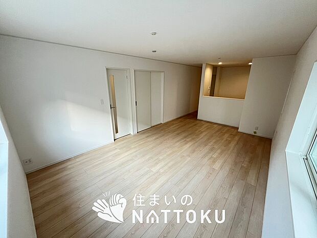 現地写真（リビング）
フローリング材には、木目、色調など木材特有の風合いがあり、ナチュラルな美しさになっています。
