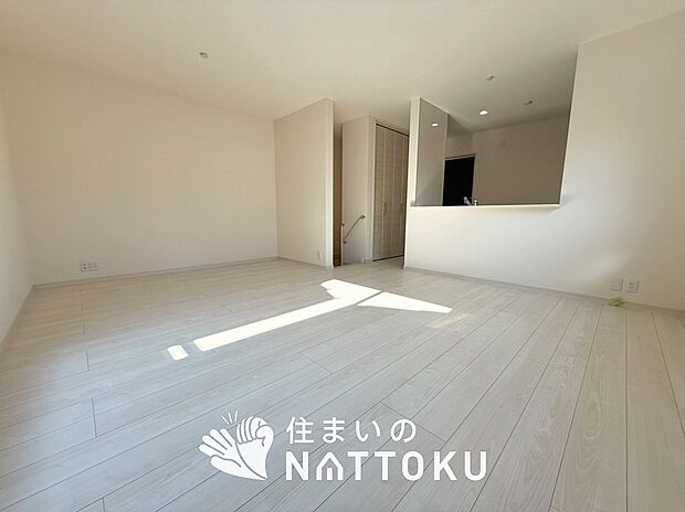 現地写真（リビング）
フローリング材には、木目、色調など木材特有の風合いがあり、ナチュラルな美しさになっています。
