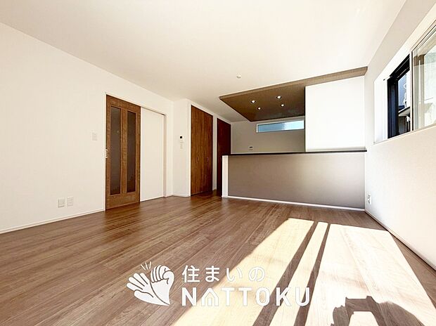 現地写真（リビング）
フローリング材には、木目、色調など木材特有の風合いがあり、ナチュラルな美しさになっています。
