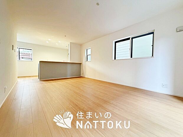 現地写真(リビング)
フローリング材には、木目、色調など木材特有の風合いがあり、ナチュラルな美しさになっています。