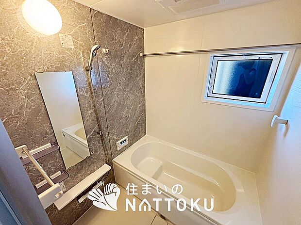 現地写真（浴室）
浴室暖房乾燥機付き。１坪タイプで広々です。