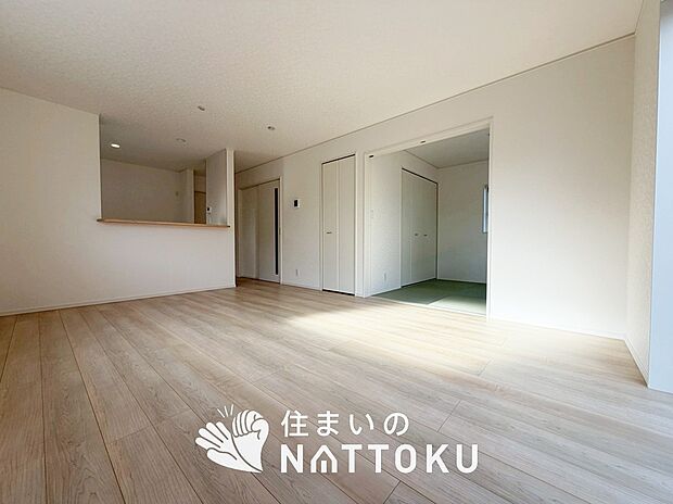 現地写真（リビング）
フローリング材には、木目、色調など木材特有の風合いがあり、ナチュラルな美しさになっています。