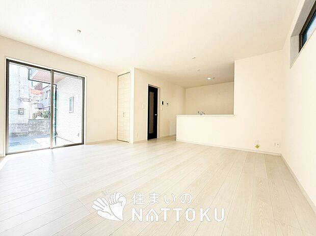 現地写真（リビング）
フローリング材には、木目、色調など木材特有の風合いがあり、ナチュラルな美しさになっています。
