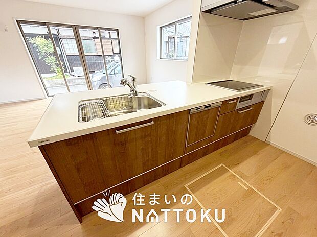 現地写真（キッチン）
収納たっぷりのシステムキッチン、浄水器付水栓を標準装備しています。