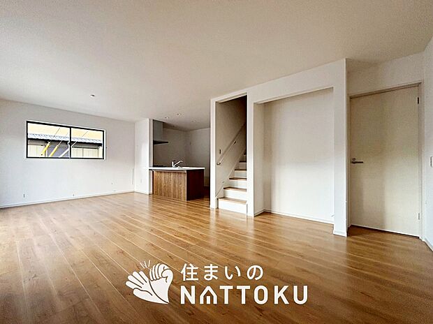 現地写真（リビング）
フローリング材には、木目、色調など木材特有の風合いがあり、ナチュラルな美しさになっています。
