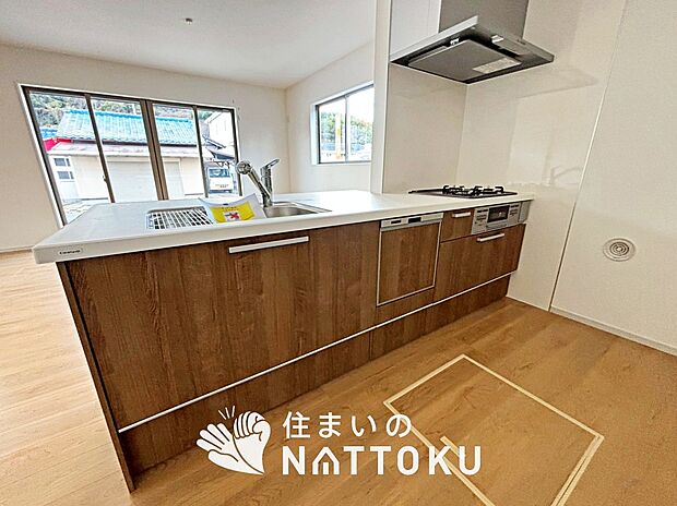 現地写真（キッチン）
収納たっぷりのシステムキッチン、浄水器付水栓を標準装備しています。
