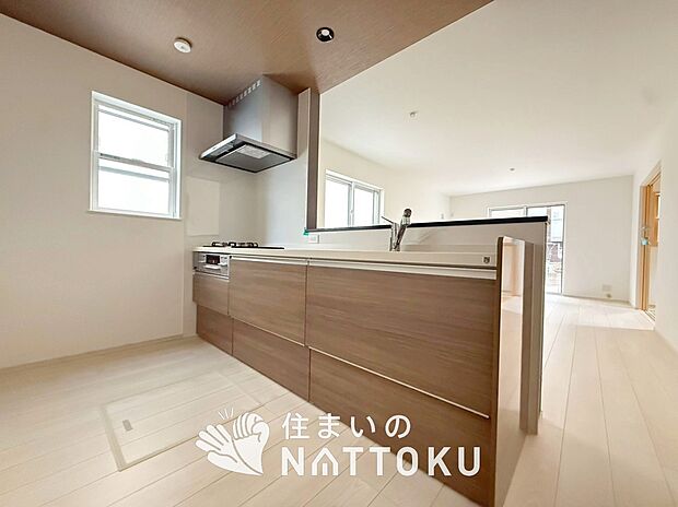 現地写真（キッチン）
収納たっぷりのシステムキッチン、浄水器付水栓を標準装備しています。
