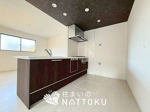 現地写真(キッチン)
収納たっぷりのシステムキッチン、浄水器付水栓を標準装備しています。