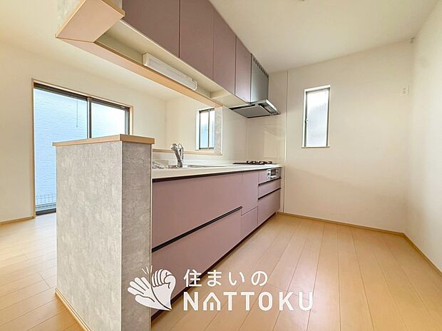 現地写真(キッチン)
収納たっぷりのシステムキッチン、浄水器付水栓を標準装備しています。