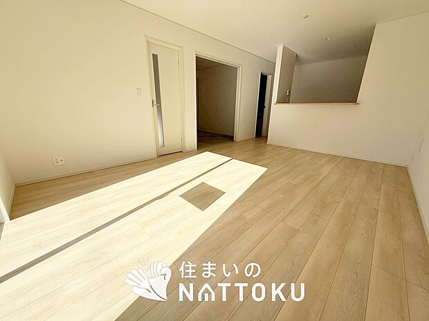 現地写真(リビング)
フローリング材には、木目、色調など木材特有の風合いがあり、ナチュラルな美しさになっています。