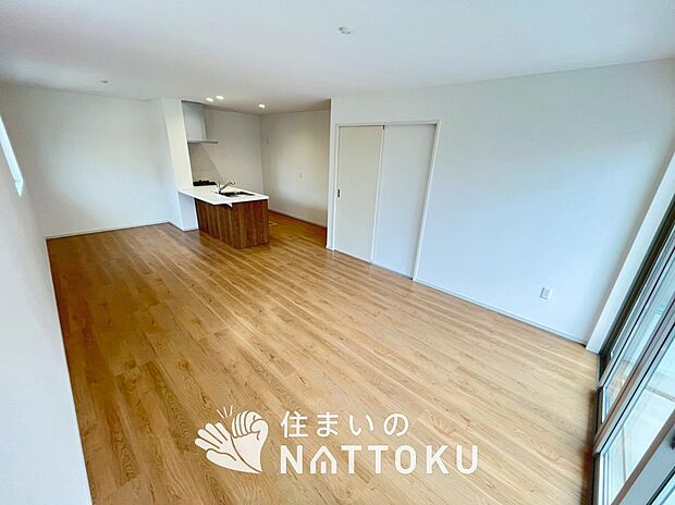 現地写真（リビング）
フローリング材には、木目、色調など木材特有の風合いがあり、ナチュラルな美しさになっています。
