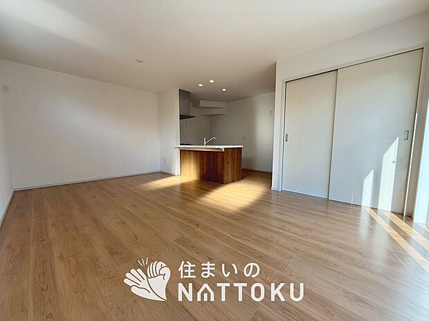 現地写真（リビング）
フローリング材には、木目、色調など木材特有の風合いがあり、ナチュラルな美しさになっています。
