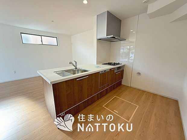 現地写真（キッチン）
収納たっぷりのシステムキッチン、浄水器付水栓を標準装備しています。
