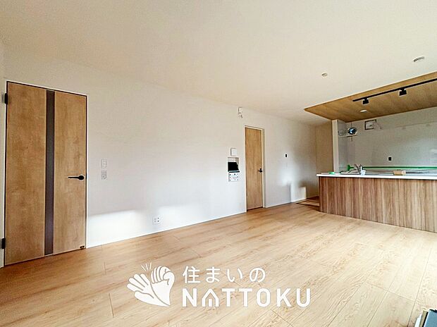 現地写真（リビング）
フローリング材には、木目、色調など木材特有の風合いがあり、ナチュラルな美しさになっています。
