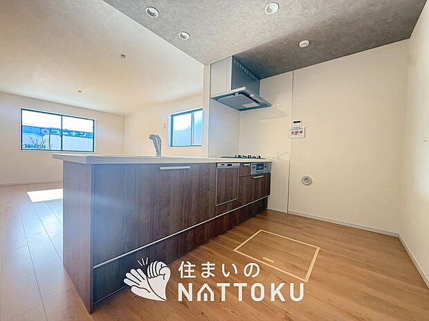 現地写真（キッチン）
収納たっぷりのシステムキッチン、浄水器付水栓を標準装備しています。