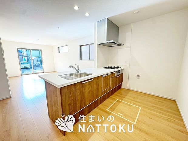 現地写真（キッチン）
収納たっぷりのシステムキッチン、浄水器付水栓を標準装備しています。
