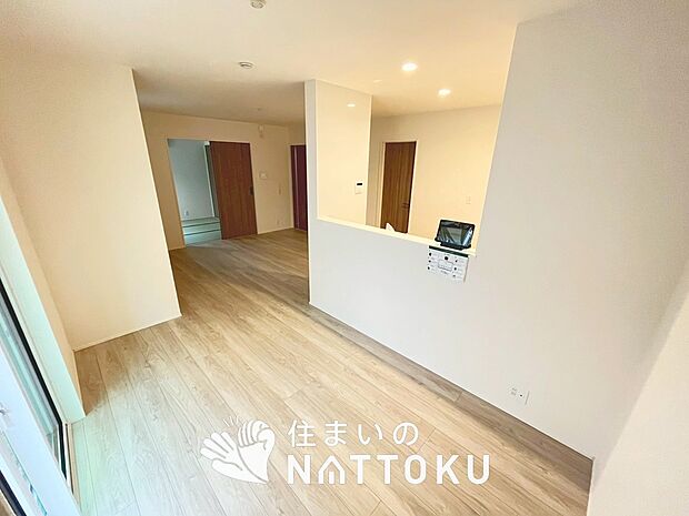 現地写真（リビング）
フローリング材には、木目、色調など木材特有の風合いがあり、ナチュラルな美しさになっています。
