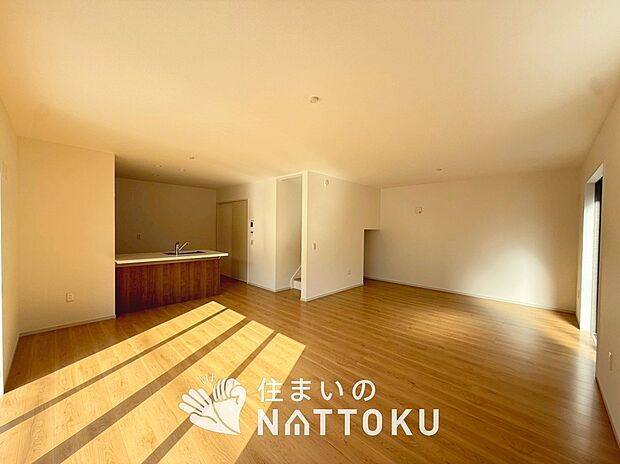 現地写真（リビング）
フローリング材には、木目、色調など木材特有の風合いがあり、ナチュラルな美しさになっています。
