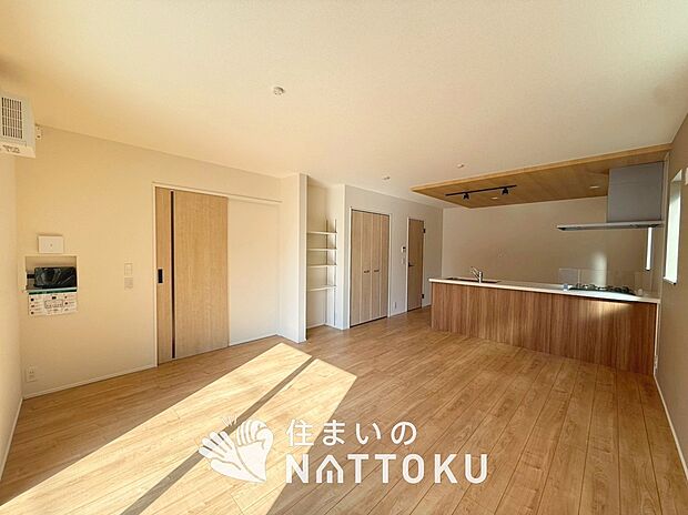 現地写真（リビング）
フローリング材には、木目、色調など木材特有の風合いがあり、ナチュラルな美しさになっています。
