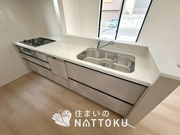 現地写真（キッチン）
収納たっぷりのシステムキッチン、浄水器付水栓を標準装備しています。