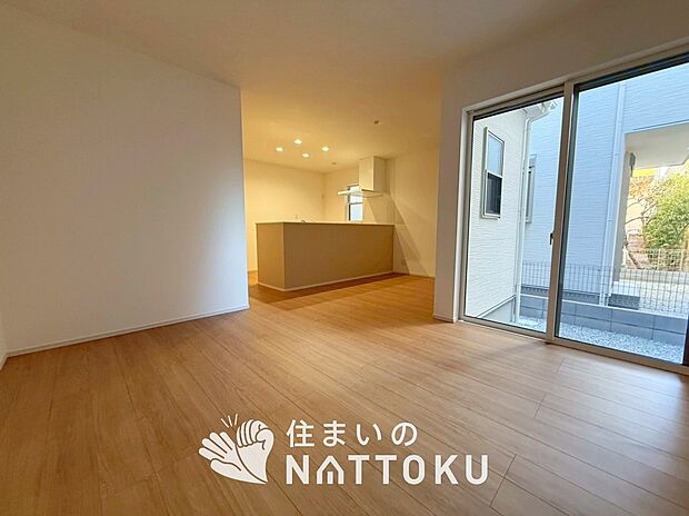 現地写真（リビング）
フローリング材には、木目、色調など木材特有の風合いがあり、ナチュラルな美しさになっています。
