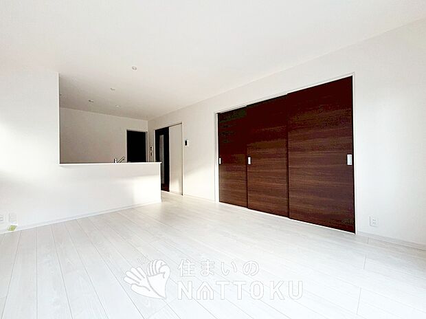 現地写真（リビング）
フローリング材には、木目、色調など木材特有の風合いがあり、ナチュラルな美しさになっています。
