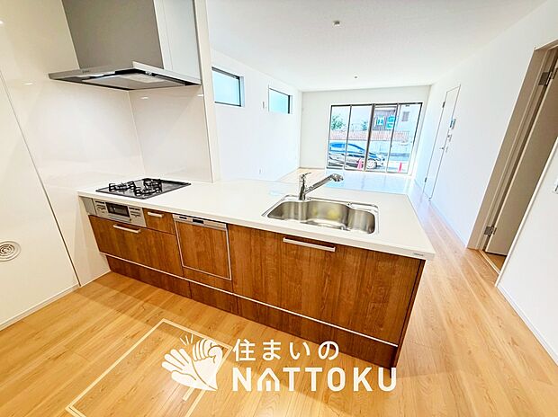 現地写真（キッチン）
収納たっぷりのシステムキッチン、浄水器付水栓を標準装備しています。

