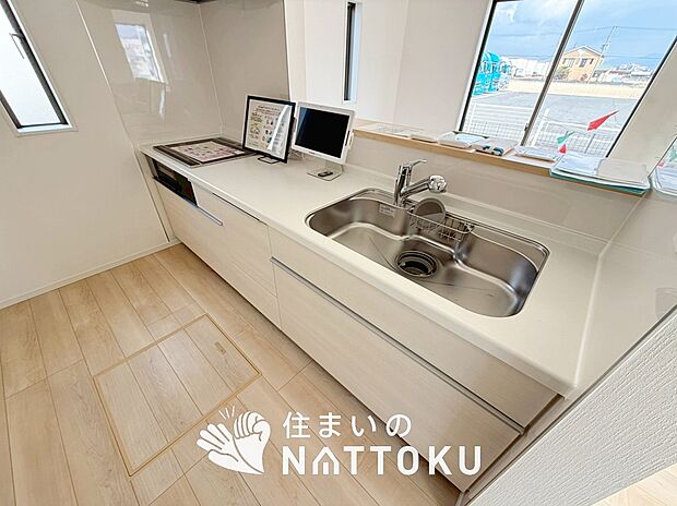現地写真（キッチン）
収納たっぷりのシステムキッチン、浄水器付水栓を標準装備しています。
