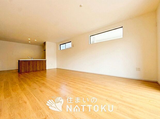 現地写真（リビング）
フローリング材には、木目、色調など木材特有の風合いがあり、ナチュラルな美しさになっています。
