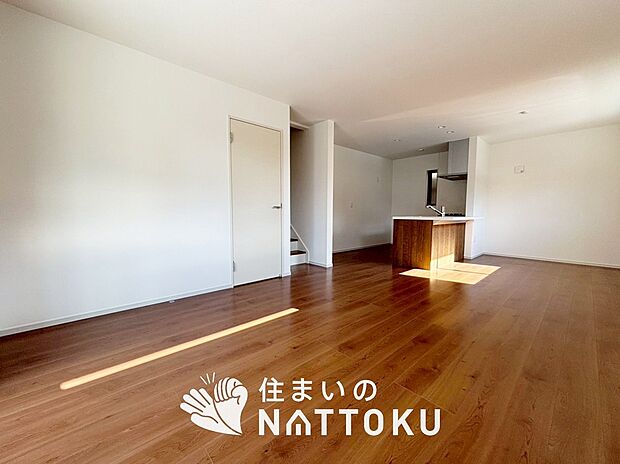 現地写真（リビング）
フローリング材には、木目、色調など木材特有の風合いがあり、ナチュラルな美しさになっています。
