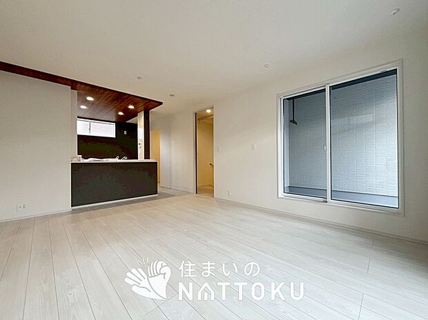 現地写真（リビング）
フローリング材には、木目、色調など木材特有の風合いがあり、ナチュラルな美しさになっています。
