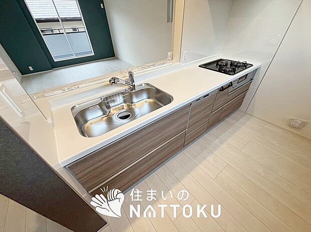 現地写真（キッチン）
収納たっぷりのシステムキッチン、浄水器付水栓を標準装備しています。

