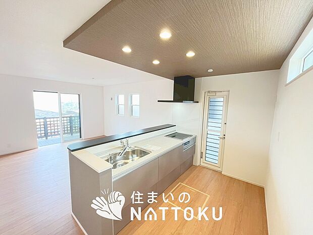 現地写真（キッチン）
収納たっぷりのシステムキッチン、浄水器付水栓を標準装備しています。
