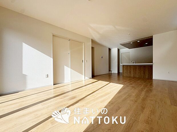 現地写真(リビング)
フローリング材には、木目、色調など木材特有の風合いがあり、ナチュラルな美しさになっています。